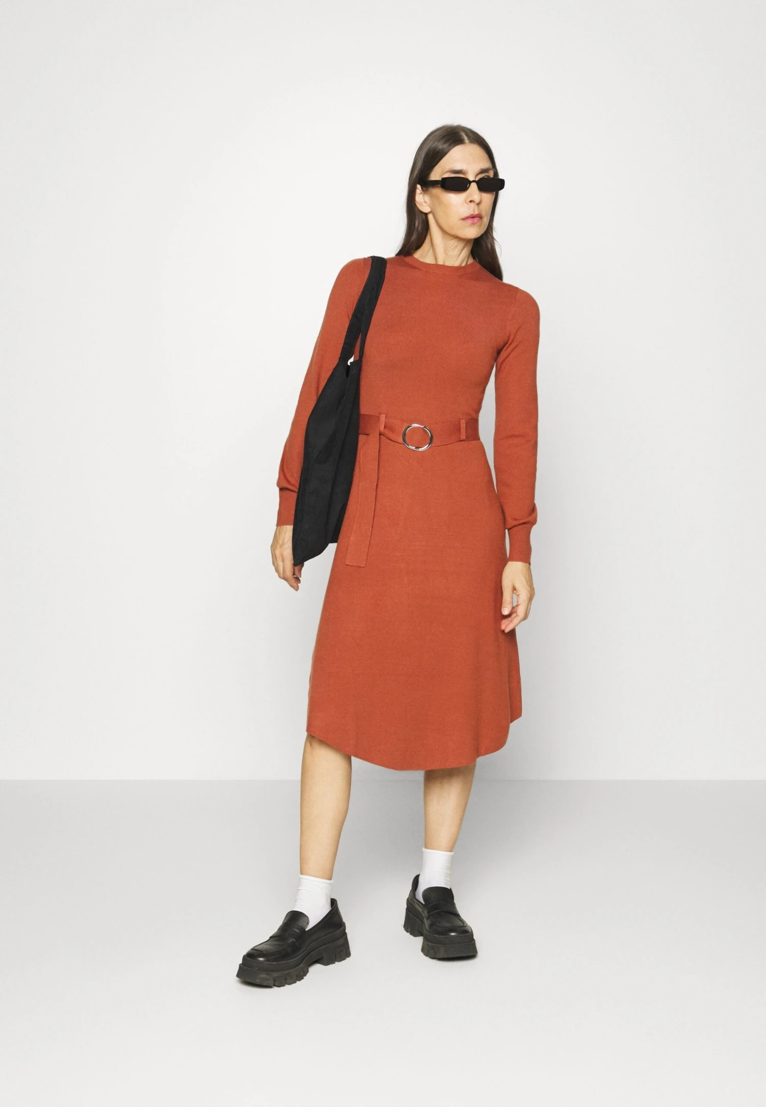 Anna Field Crew Ausschnitt Midi Strickkleid Mit Gürtel - Robe Pull - Brown 4 Anna Field Crew Ausschnitt Midi Strickkleid Mit Gürtel - Robe Pull - Brown – Image 2