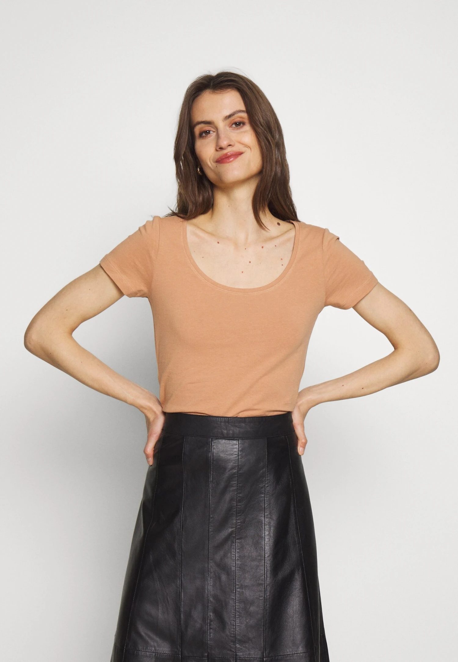 Anna Field 3 Pack - T-Shirt Basique - White/Camel/Black 7 Anna Field 3 Pack - T-Shirt Basique - White/Camel/Black – Image 5