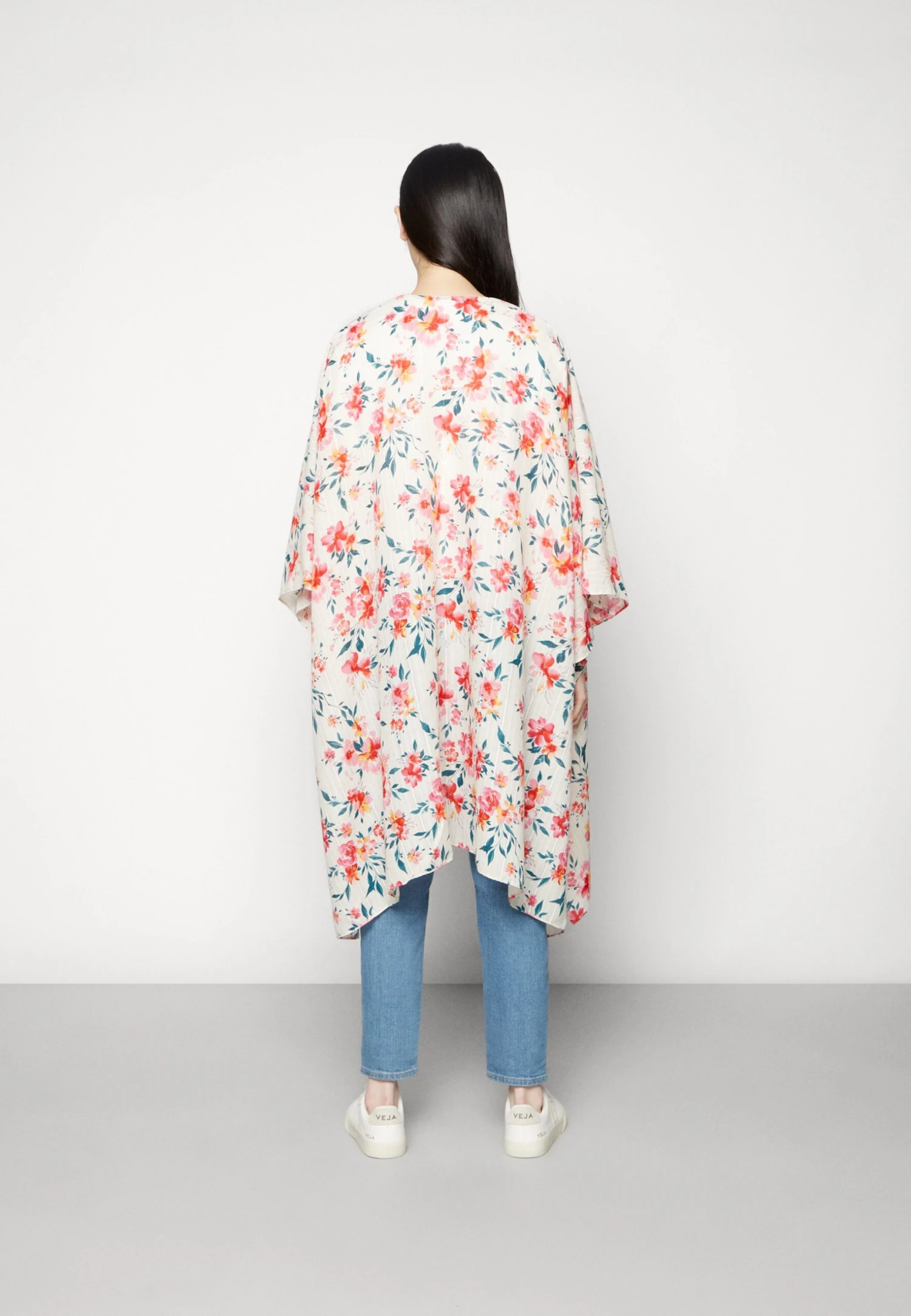 Anna Field Cape - Red 5 Anna Field Cape - Red – Image 3